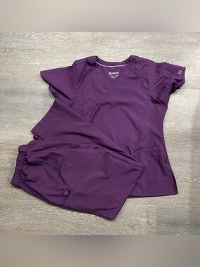 WonderWink Women's Deep Purple V-Neck Scrub Set